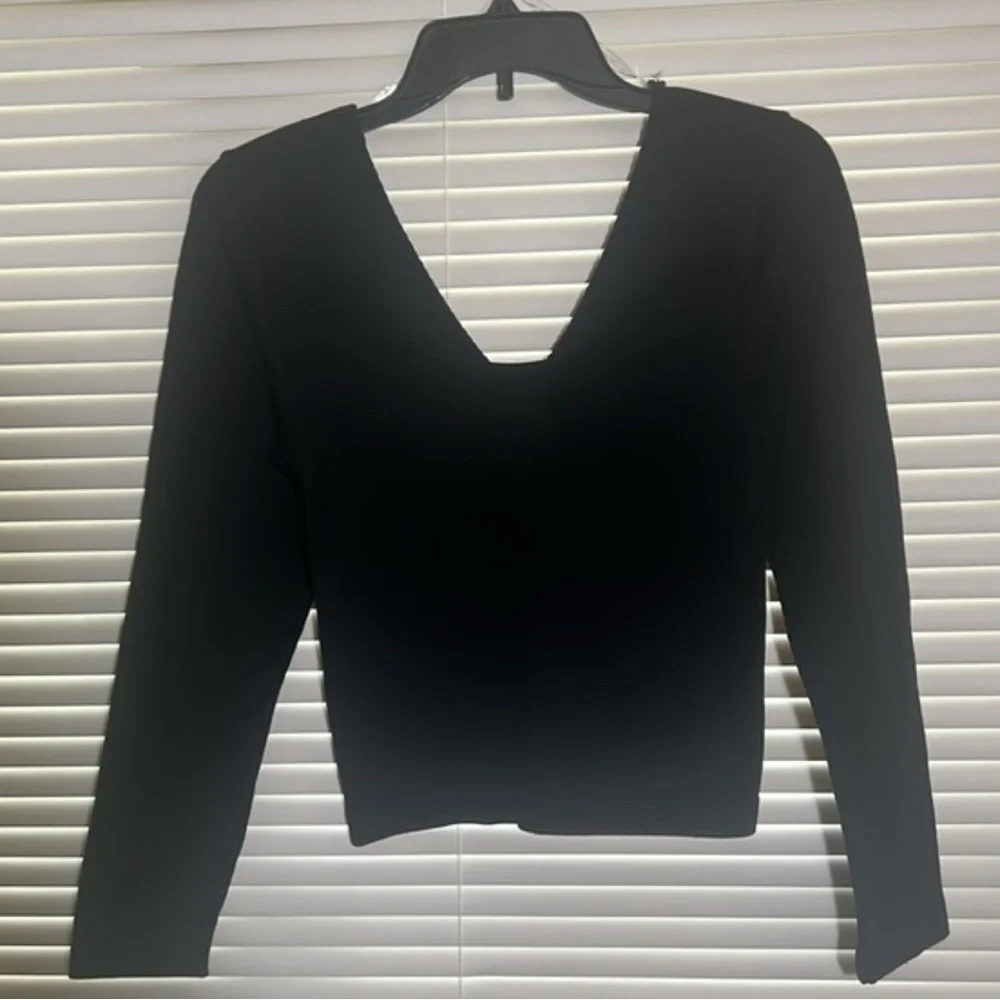 A new day stretchy nylon/spandex v neck long sleeve black top - Picture 2 of 4